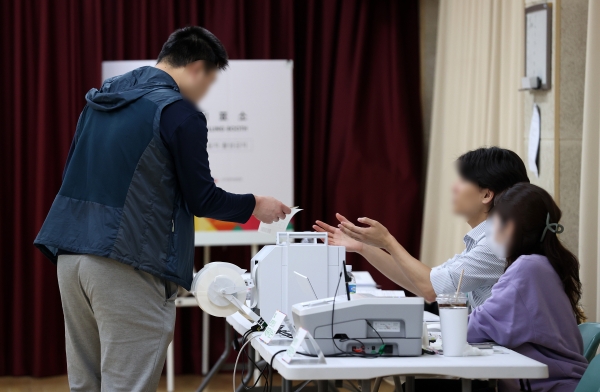 서울시교육감 보궐선거 사전투표 첫날인 11일 오전 서울 종로구 숭인1동 주민센터에 마련된 사전투표소에서 유권자가 투표를 하고 있다. 2024.10.11/뉴스핌