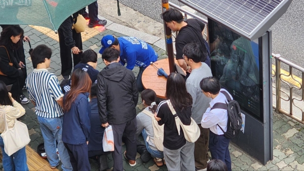 정근식 서울시교육감 후보의 선거운동원이 15일 강변역 인근에서 길을 걷다 쓰러진 시민을 발견하고 CPR을 돕는 등 적극적 구호조치를 통해 시민 생명을 구하게 돼 화제다.