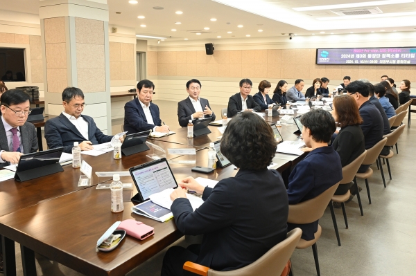 김동근 시장이 10월 16일 시청 중회의실에서 ‘동장단 정책소통 티타임’을 진행하고 있다.(사진=의정부시)