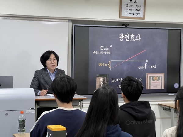 경기도의회 서현옥 의원이 평택 마이스터고에서 열린 '찾아가는 반도체교실'에 참석했다.