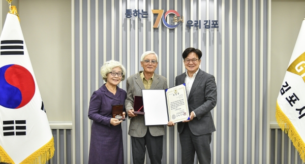 김병수 김포시장이 10월 21일 김포시청 본관에서 故 전광석 상병의 형제 전광두님에게 화랑무공훈장을 전수했다.(사진=김포시)